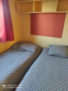 梅尔·莱斯·拜恩斯Vue sur mer的卧室内两张并排的床