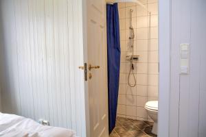 Fast Hotel Henningsvær的一间浴室