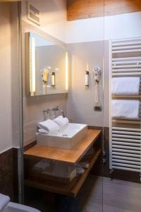 安达洛Il Piccolo Dolomiti Resort的一间带水槽和镜子的浴室