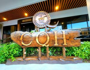 宿务Cebu Quincentennial Hotel的大楼前的木凳