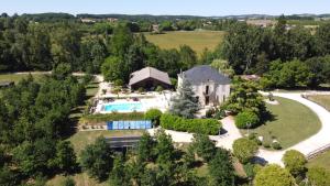 CasseneuilEn bord de rivière的享有带游泳池的房屋的空中景致