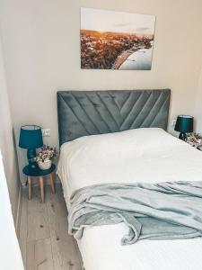 沃鲁Ranna Apartment的一间卧室配有一张带绿色床头板的床和两盏灯。