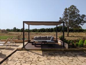 克里斯托港Punta de Vistalegre的凉亭,凉亭里设有沙发,位于庭院中