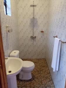 基塔莱Stay.Plus Villa Serene Kitale的浴室配有白色卫生间和盥洗盆。