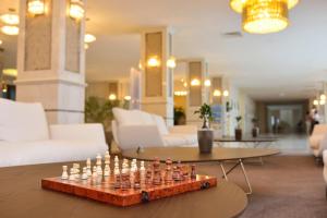 巴统格洛丽亚大酒店的客厅桌子上的棋盘