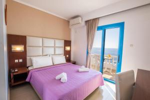 阿莫皮Castelia Bay Hotel的一间带紫色床的卧室和一个阳台