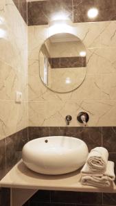 乌尔齐尼Ponte Apartments的浴室设有白色水槽和镜子
