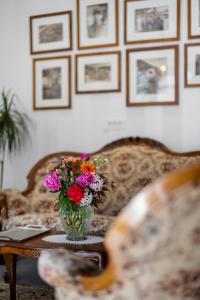 克拉尼斯卡戈拉Hotel Kotnik Superior的花瓶坐在一张沙发的桌子上