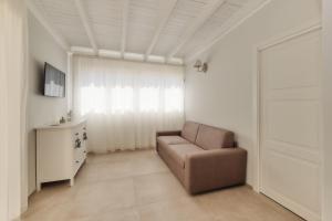 加利波利LA MAISON DE LULU的带沙发和窗户的客厅