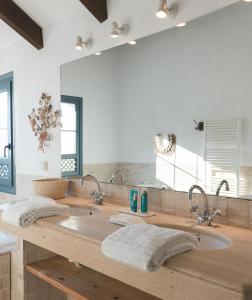 马贝拉B&B Muse Marbella的一间带大型水槽和两面水龙头的浴室