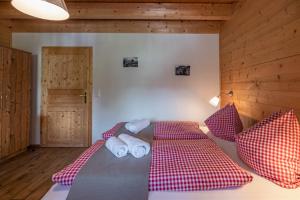 巴德艾森卡珀尔Ferienwohnung Klancnik的一间卧室配有一张带红白色床单和枕头的床。