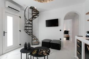 纳克索乔拉Black Concept Maisonette的白色的客厅设有螺旋楼梯和黑色凳子
