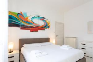 博洛尼亚15 - Tourist House Bologna Primaticcio - Self check-in的卧室配有一张床,墙上挂有绘画作品