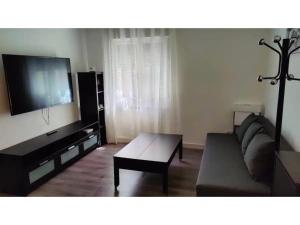 马德里Tranquilo apartamento 5 pers. Madrid Río Mendoza的带沙发和平面电视的客厅