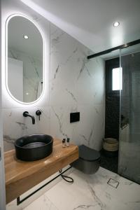 纳克索乔拉Black Concept Maisonette的浴室设有黑色水槽和镜子