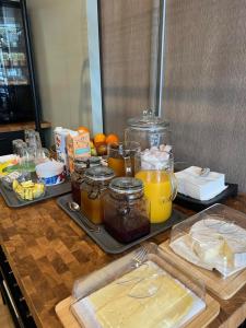艾克斯莱班喙末酒店的装有蜂蜜罐和其他食物的柜台