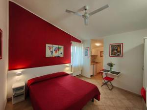 里卡迪Gullo Capo Vaticano的一间卧室设有红色的墙壁和红色的床