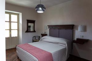 托雷佩利切Maison Flipot的一间卧室设有一张大床和一个窗户。