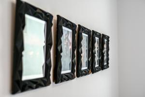 茨雷斯Apartment Perlitto的挂在墙上的一排镜子