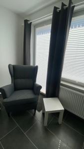 诺登Bernsteinsucher的客厅配有椅子和茶几