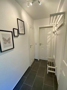 诺登Bernsteinsucher的走廊设有白色门,铺有瓷砖地板