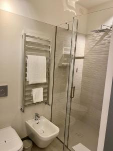 贝加莫哥恩比特酒店的带淋浴、卫生间和盥洗盆的浴室