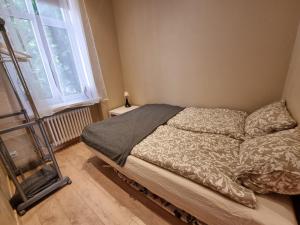 里加Cosy one seperate bedroom apartment in city center, perfect for family trip.的一间卧室设有一张床和一个窗口