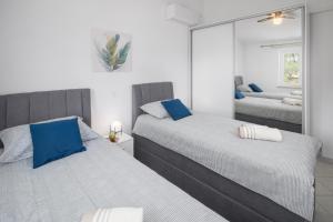 波雷奇Relaxing Oasis near Porec的一间卧室配有两张床和镜子