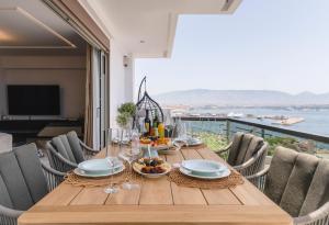 比雷埃夫斯Divine Residence, a SeaView Retreat, By ThinkVilla的一张餐桌,享有海景