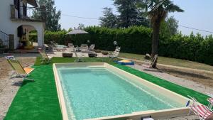 BossolascoLa casa di Valentina的一个带绿地和椅子的游泳池