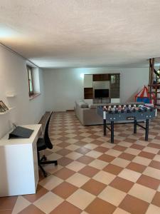 BossolascoLa casa di Valentina的客厅配有桌子和沙发