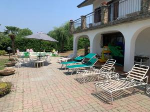 BossolascoLa casa di Valentina的庭院配有桌椅和遮阳伞。