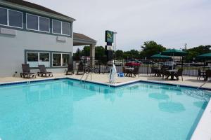 乔治城Quality Inn & Suites Georgetown - Seaford的酒店前方的大型蓝色游泳池