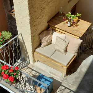 莱萨Anju d´Oro & Azzurro - Charming Apartments的阳台配有沙发、桌子和鲜花
