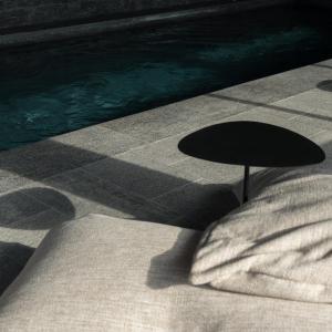 圣热尔韦莱班库佩林费尔梅餐厅酒店的游泳池旁的椅子影子
