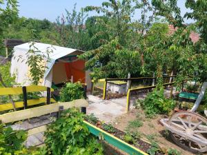 内戈廷Angelinin Konak的一座花园,花园内种植了帐篷和一些植物