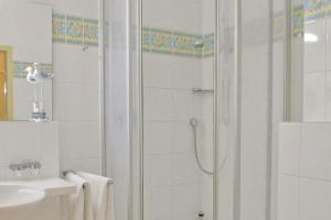 赛巴特班森Seehof Seehof 31的带淋浴和盥洗盆的白色浴室