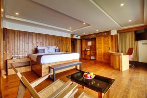 蒙纳Chandys Drizzle Drops - Munnar Top Station的卧室配有一张床和一张桌子