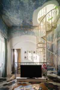 TorpèDomu Manca的客厅设有楼梯和蓝色天花板