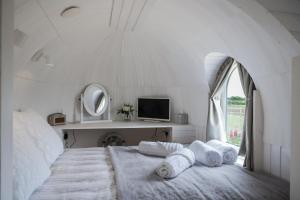 Whitekirk“Whitekirk” Rock & Castle Escapes的白色卧室设有一张大床和窗户