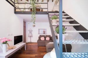 米兰Romantic loft Porta Venezia MILAN的客厅设有种植了盆栽植物的楼梯
