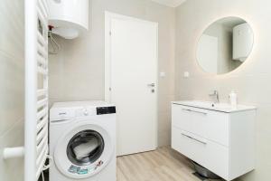 格鲁达Bokarica Apartments的白色洗衣房配有洗衣机和水槽