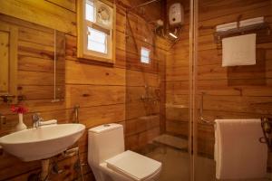 阿姆波尔Mariners Bay Beach Resort的一间带木墙、卫生间和水槽的浴室