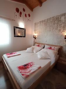 斯塔里格勒伊万科维奇公寓的一间卧室,床上有粉红色的鲜花