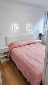 斯洛文尼亚格拉代茨Apartment Ozare的一间卧室配有一张带粉色毯子的床