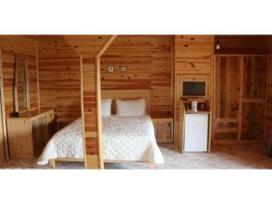 Toptepe Panorama Hotel的小木屋内的卧室,配有床