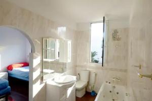 莫哈卡尔SUPER ATICO PLAYA de MOJÁCAR - AMAZING PENTHOUSE at MOJÁCAR BEACH的浴室配有盥洗盆、卫生间和浴缸。