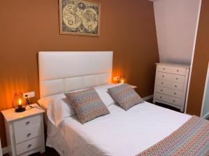 卡尔达斯·德·雷斯Home Sweet Home的卧室配有白色的床和2个枕头