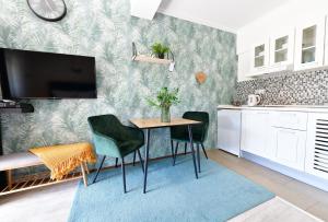 拉科维察Apartments Green Park Plitvice的一间带桌椅的厨房和一台电视