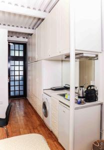 伊斯坦布尔BLUE PERA HOUSE的厨房配有水槽和洗衣机